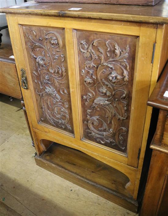 Late Victorian cabinet with double panelled foliate carved door(-)